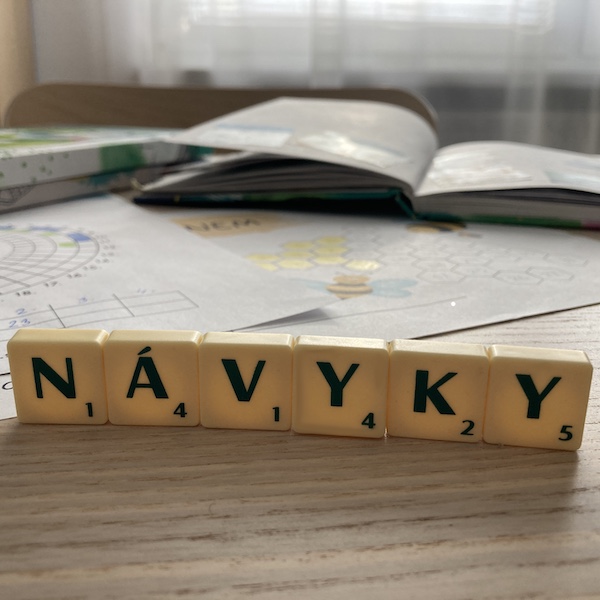 Budovanie návykov u detí – receptárik na stole s scrabble